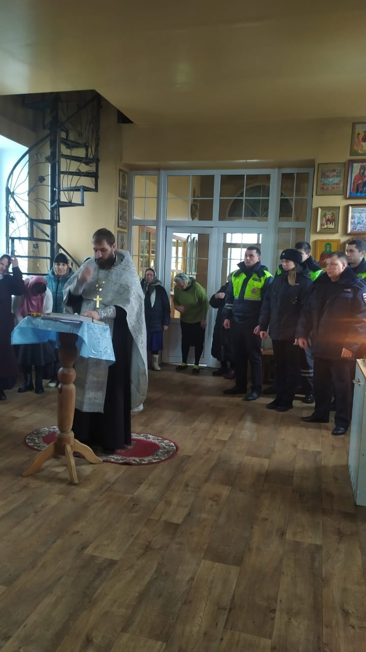 Сотрудники Госавтоинспекции приняли участие в богослужении, посвященном Всемирному дню памяти жертв ДТП.