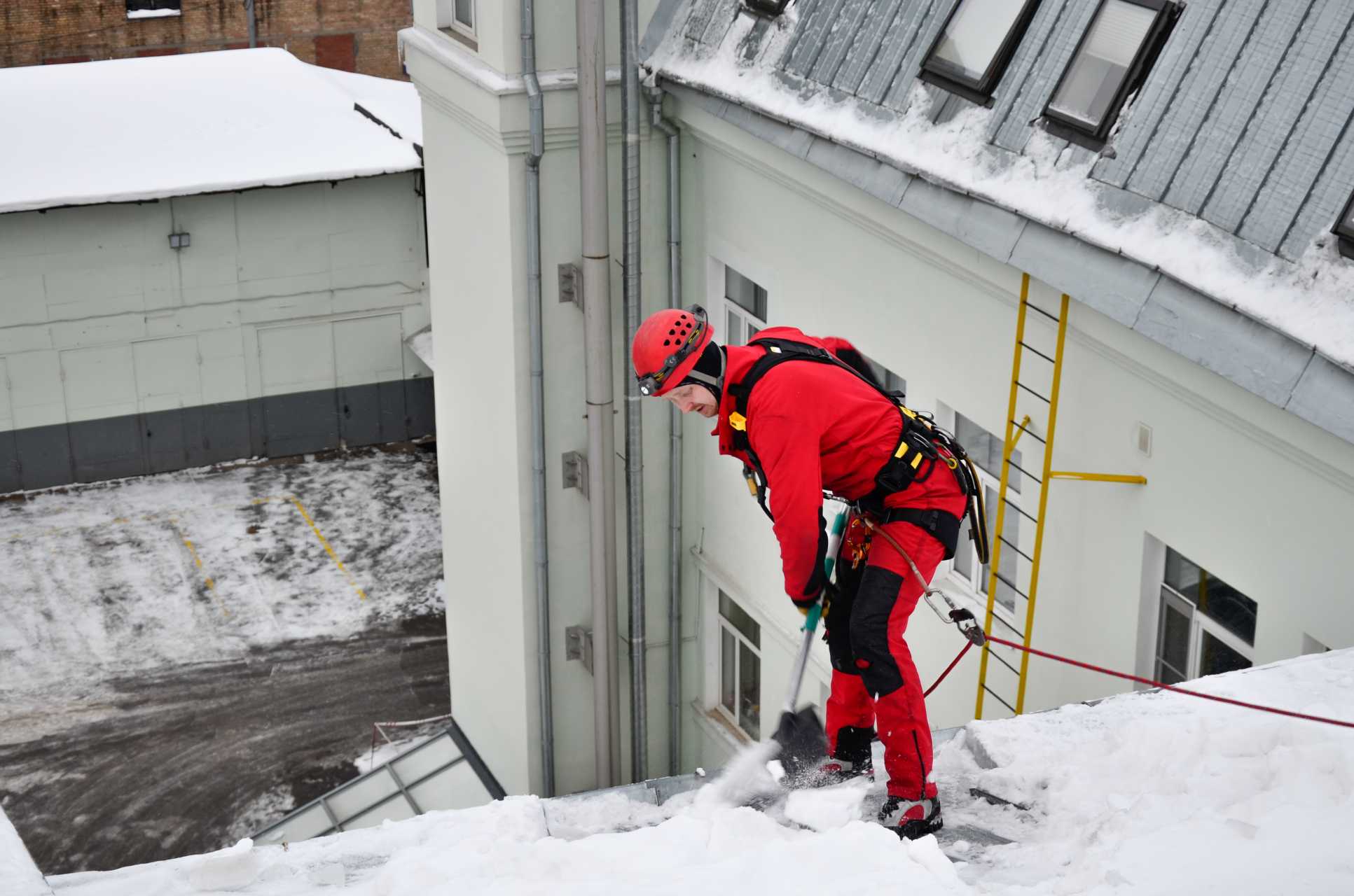 Государственная инспекция труда в Белгородской области обращает внимание работодателей на необходимость максимального усиления мер безопасности при организации работ по очистке от снега и наледи.