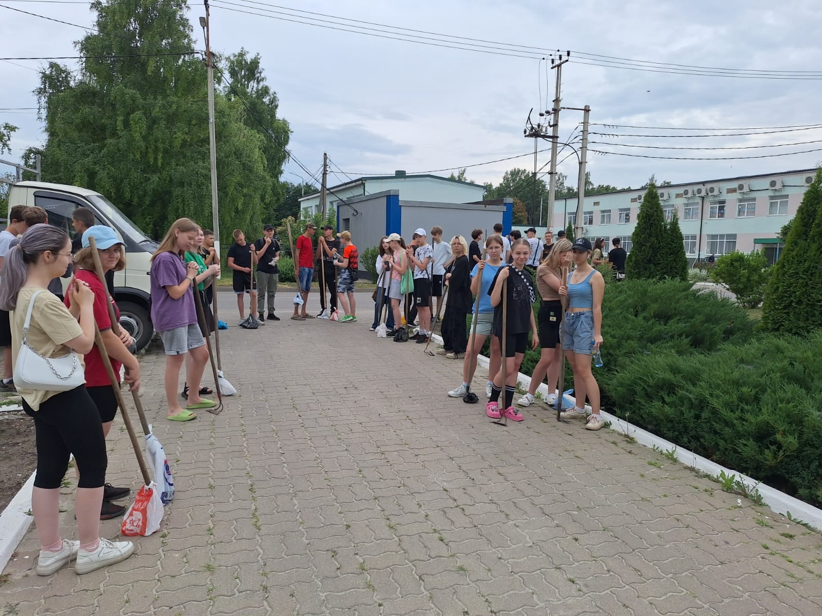 В Вейделевском районе активно реализуется программа, инициированная губернатором Вячеславом Гладковым, направленная на вовлечение подростков в трудовую деятельность.