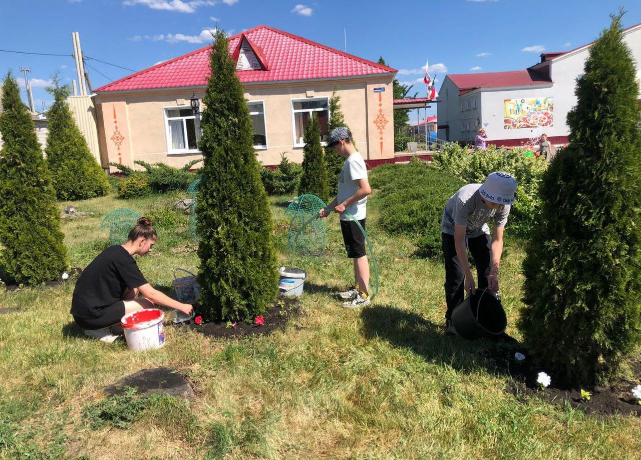 На территории района в свободное от учебы время и в период летних каникул ведётся активная работа по трудоустройству школьников.