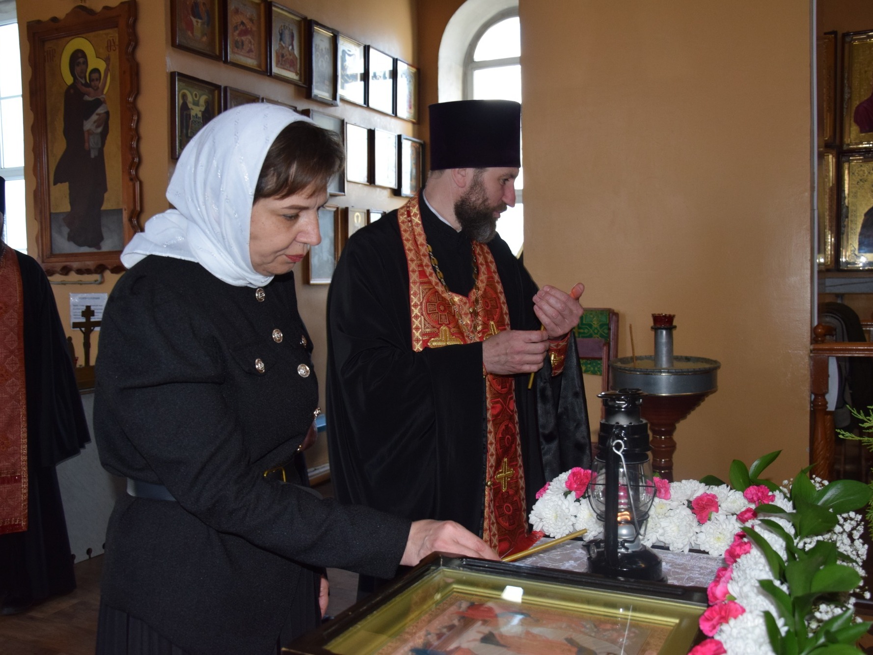 В Покровский храм п. Вейделевка прибыла частичка Благодатного огня.