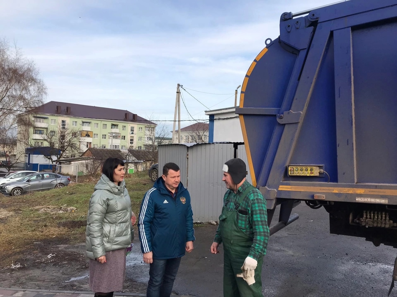 В ходе прямого эфира исполняющего обязанности главы администрации района Александра Алексеева поступил вопрос по сбору мусора в праздничные нерабочие дни.