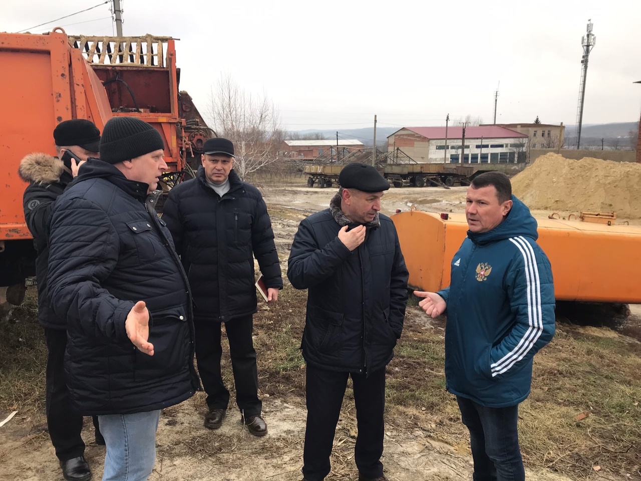 Исполняющий обязанности главы администрации района Александр Алексеев проверил готовность коммунальных служб района к содержанию дорог в зимний период.