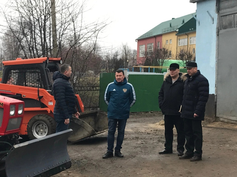Руководитель района Александр Алексеев проверил готовность коммунальной техники в МКУ "Вейделевское благоустройство".
