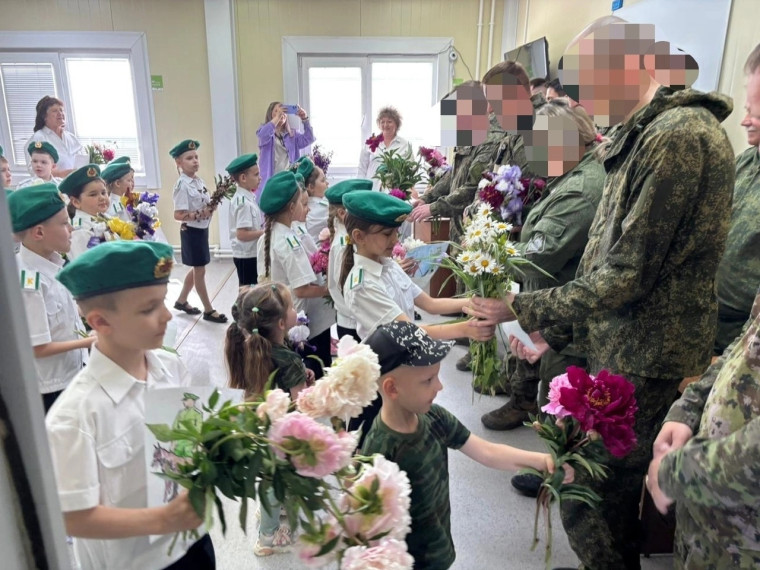 Кадеты детского сада "Радуга"посетили пограничную часть, чтобы поздравить военнослужащих с Днем пограничника. Кадеты детского сада "Радуга"посетили пограничную часть, чтобы поздравить военнослужащих с Днем пограничника.