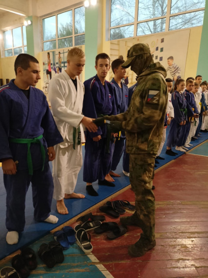 Воспитанники спортивного клуба "Прайд" встретились с боевым офицером ВС РФ.