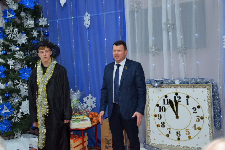 Руководители поздравили воспитанников Многопрофильного центра социальной помощи семье и детям «Семья» с наступающими праздниками.