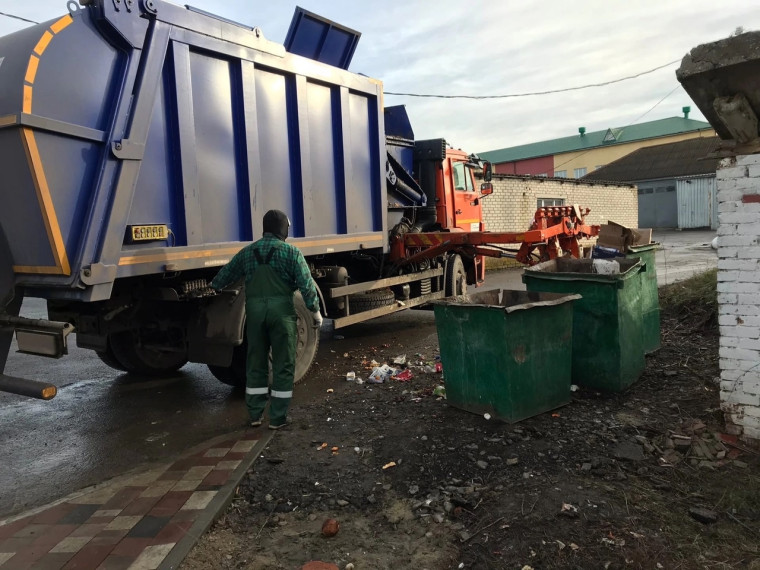 В ходе прямого эфира исполняющего обязанности главы администрации района Александра Алексеева поступил вопрос по сбору мусора в праздничные нерабочие дни.