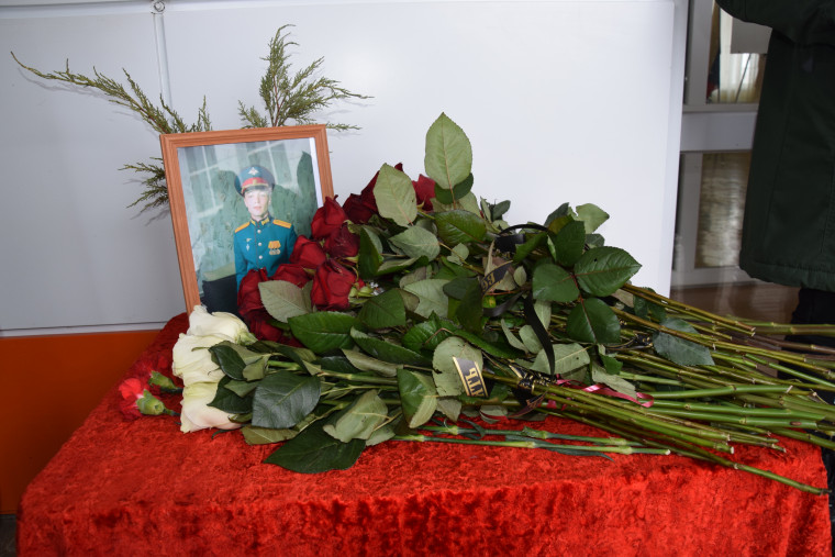В Николаевской средней школе увековечили память участника специальной военной операции.