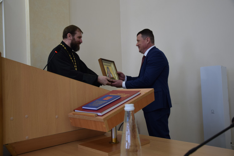 Сегодня главой администрации Вейделевского района стал Александр Алексеев.