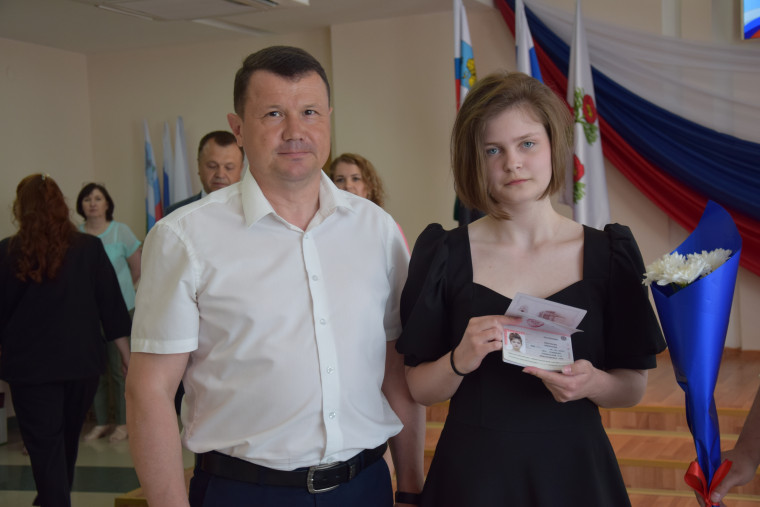 Юным россиянам вручили паспорта в преддверии Дня России.