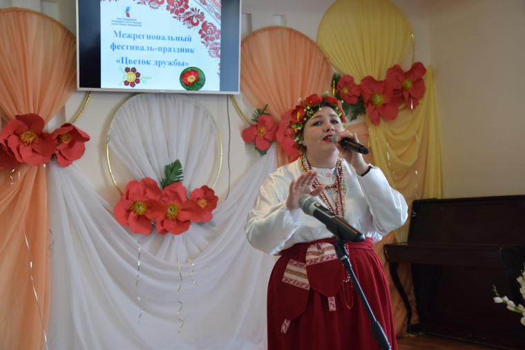Международный фестиваль «Цветок дружбы» собрал под своё крыло мастеров, ремесленников, художников из Луганской народной республики, Воронежской и Белгородской областей.