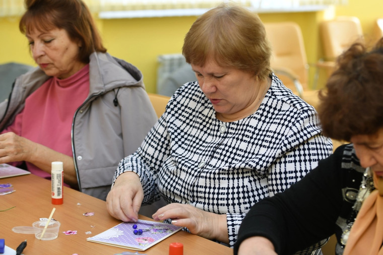 Граждане пожилого возраста и люди с ограниченными возможностями здоровья приняли участие в мастер-классе по изготовлению открытки в технике «скрапбукинг».