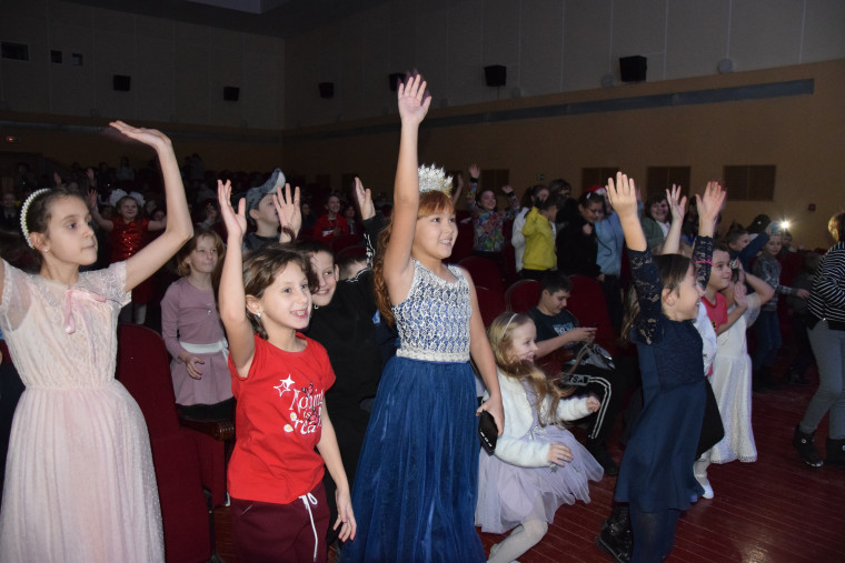 Сегодня в Вейделевском ЦКР прошла новогодняя ёлка для детей льготной категории.