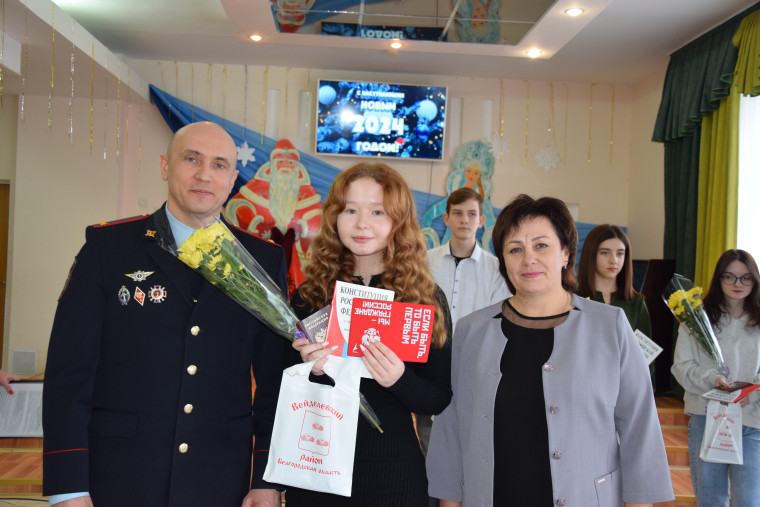 В преддверии Нового года, пять юных жителей Вейделевского района получили свой первый документ - паспорт гражданина Российской Федерации.