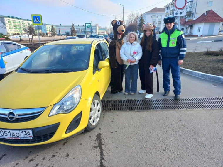 Госавтоинспекция Вейделевского района совместно с волонтерами поздравила автоледи с предстоящим днём 8 марта.