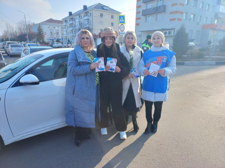 Госавтоинспекция Вейделевского района совместно с волонтерами поздравила автоледи с предстоящим днём 8 марта.