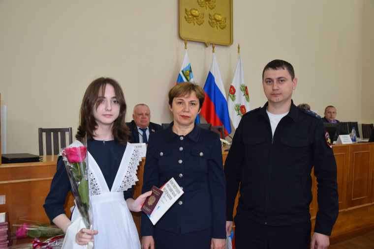 Сегодня в торжественной обстановке вручили юным вейделевцам главный документ гражданина Российской Федерации - паспорт.