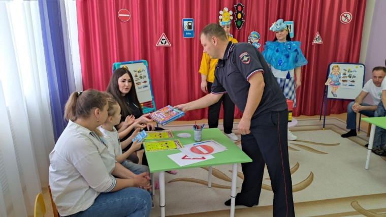 Сотрудники Госавтоинспекции Вейделевского района в детском саду провели викторину с участием родителей по соблюдению правил дорожного движения.