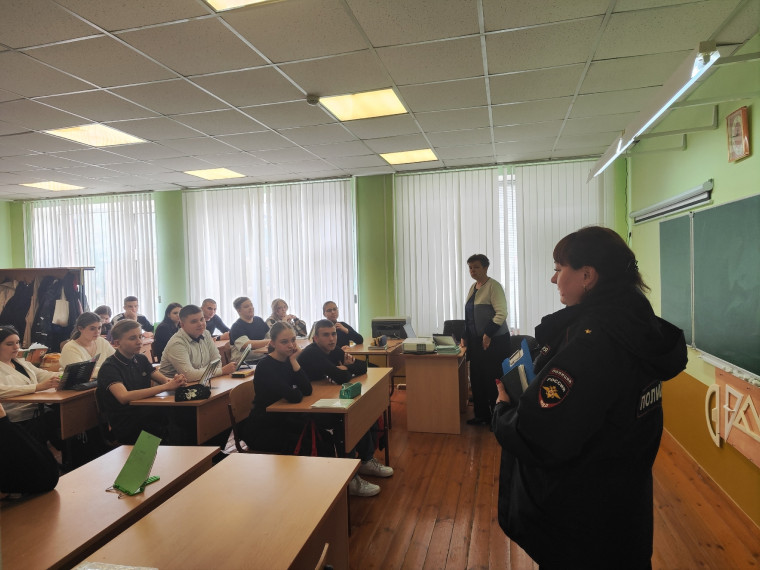 Инспектор ПДН ОМВД России по Вейделевскому району провела цикл профилактических бесед для учащихся.